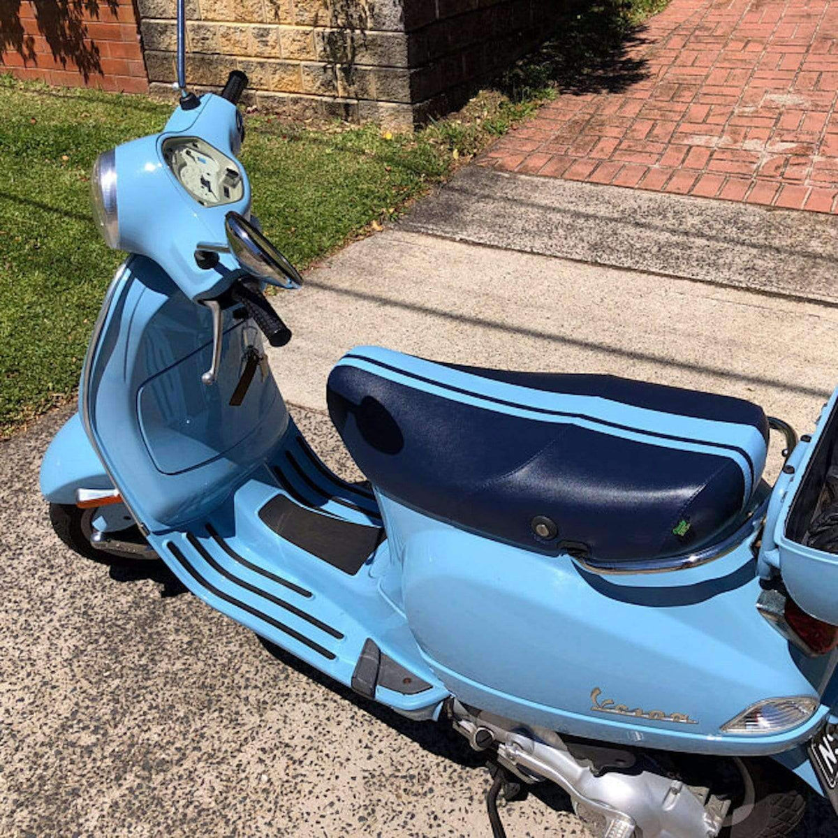 Vespa LX navy racing stripe seat cover detail