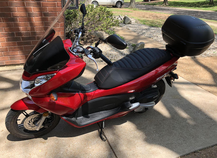 Honda PCX padded seat cover detail