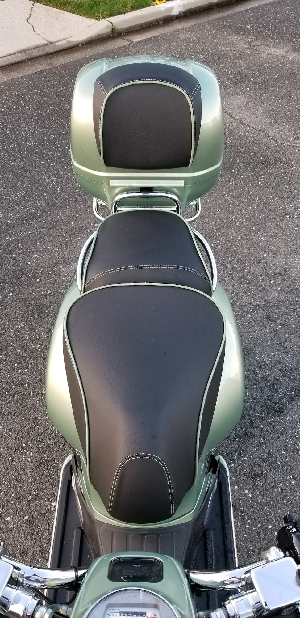 Vespa GTV with matching piping
